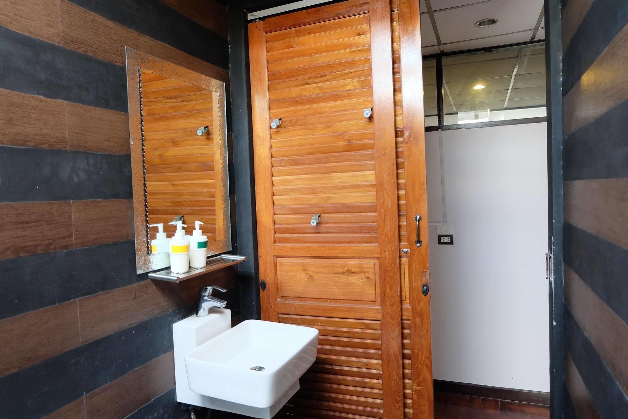בנגקוק Tiny Hostel מראה חיצוני תמונה